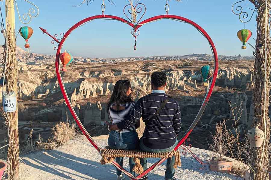 Couple-on-lovers-bench-Cappadocia