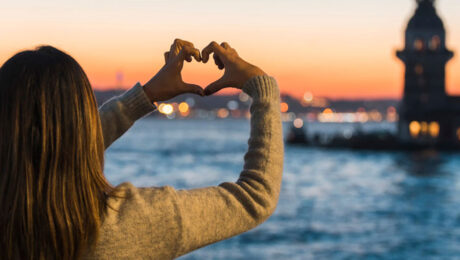 bosphorus-cruise-sunset--in-istanbul-woman-heart-sign